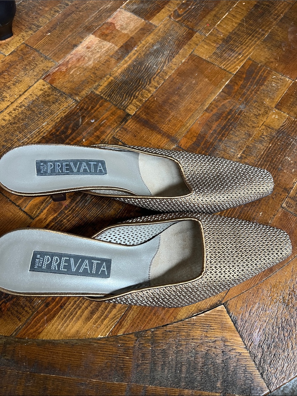 Gold mule size 8
Prevata